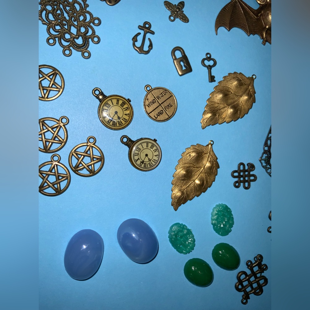 Huge Assorted Lot of Gold and Antique Bronze Pendant & Charms Collection - Lot 1 - Picture 12 of 16